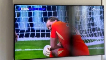 热刺门将金斯基两度失误被换下，赛后获球迷安慰|马竞|欧冠|托特纳姆热刺|马德里竞技|决赛_新浪体育_新浪新闻